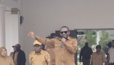 Bupati Deiyai, Melkianus Mote, S.T., saat memimpin Apel Gabungan ASN, CPNS, PPPK, dan THK2 di Halaman Kantor Bupati Deiyai, Senin, 31 Agustus 2026.