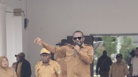 Bupati Deiyai, Melkianus Mote, S.T., saat memimpin Apel Gabungan ASN, CPNS, PPPK, dan THK2 di Halaman Kantor Bupati Deiyai, Senin, 31 Agustus 2026.