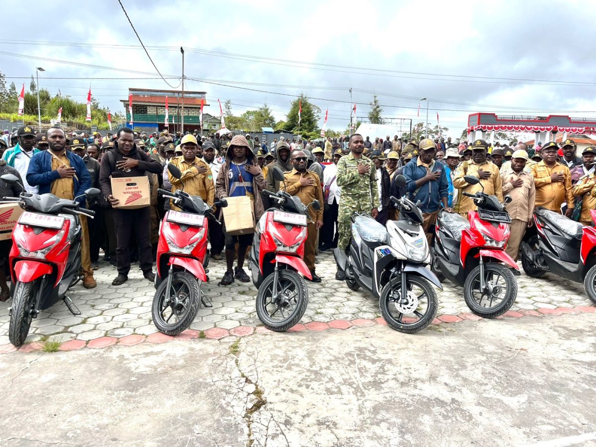 Foto bersama usai Bupati Deiyai Melkianus Mote, S.T., menyerahkan hadiah sepeda motor kepada para pemenang lomba panjat pinang dalam rangkaian Pesta Rakyat HUT ke-81 Kemerdekaan RI, usai Apel Gabungan di Halaman Kantor Bupati Deiyai, Senin (31/8/2026).