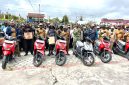 Foto bersama usai Bupati Deiyai Melkianus Mote, S.T., menyerahkan hadiah sepeda motor kepada para pemenang lomba panjat pinang dalam rangkaian Pesta Rakyat HUT ke-81 Kemerdekaan RI, usai Apel Gabungan di Halaman Kantor Bupati Deiyai, Senin (31/8/2026).