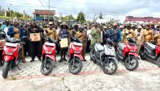 Foto bersama usai Bupati Deiyai Melkianus Mote, S.T., menyerahkan hadiah sepeda motor kepada para pemenang lomba panjat pinang dalam rangkaian Pesta Rakyat HUT ke-81 Kemerdekaan RI, usai Apel Gabungan di Halaman Kantor Bupati Deiyai, Senin (31/8/2026).