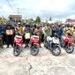 Foto bersama usai Bupati Deiyai Melkianus Mote, S.T., menyerahkan hadiah sepeda motor kepada para pemenang lomba panjat pinang dalam rangkaian Pesta Rakyat HUT ke-81 Kemerdekaan RI, usai Apel Gabungan di Halaman Kantor Bupati Deiyai, Senin (31/8/2026).
