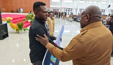 Gubernur Papua Tengah Meki F. Nawipa menyerahkan secara simbolis bantuan 34 unit sepeda motor kepada anak muda di Kabupaten Deiyai dalam kegiatan yang berlangsung di Aula Tuyana, Selasa (8/9/2026).