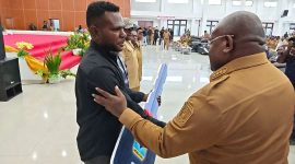 Gubernur Papua Tengah Meki F. Nawipa menyerahkan secara simbolis bantuan 34 unit sepeda motor kepada anak muda di Kabupaten Deiyai dalam kegiatan yang berlangsung di Aula Tuyana, Selasa (8/9/2026).