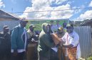 Asisten I Setda Kabupaten Deiyai Simon Mote, S.STP bersama Kepala Dinas Pertanian Aleks Pigai, S.Pd., M.Pd dan jajaran menyerahkan bantuan bibit ternak babi secara simbolis kepada kelompok masyarakat dan kampung penerima manfaat di Distrik Tigi Barat, Rabu (2/9/2026).