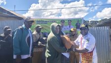 Asisten I Setda Kabupaten Deiyai Simon Mote, S.STP bersama Kepala Dinas Pertanian Aleks Pigai, S.Pd., M.Pd dan jajaran menyerahkan bantuan bibit ternak babi secara simbolis kepada kelompok masyarakat dan kampung penerima manfaat di Distrik Tigi Barat, Rabu (2/9/2026).