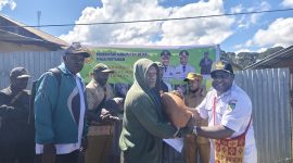 Asisten I Setda Kabupaten Deiyai Simon Mote, S.STP bersama Kepala Dinas Pertanian Aleks Pigai, S.Pd., M.Pd dan jajaran menyerahkan bantuan bibit ternak babi secara simbolis kepada kelompok masyarakat dan kampung penerima manfaat di Distrik Tigi Barat, Rabu (2/9/2026).