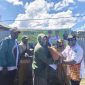 Asisten I Setda Kabupaten Deiyai Simon Mote, S.STP bersama Kepala Dinas Pertanian Aleks Pigai, S.Pd., M.Pd dan jajaran menyerahkan bantuan bibit ternak babi secara simbolis kepada kelompok masyarakat dan kampung penerima manfaat di Distrik Tigi Barat, Rabu (2/9/2026).