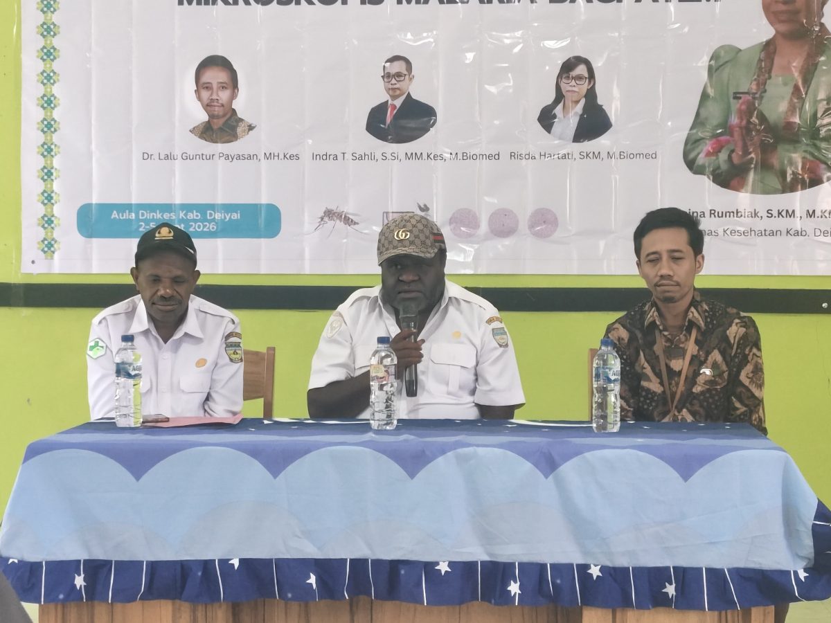 Simson Rabi Mote, S.KM didampingi kepala bidang P2P dan Ketua Pikat saat membuka Pelatihan Mikroskopis Malaria bagi ATM di Aula Pertemuan Dinkes, Rabu, 2/9/2026 (Doc.SB) 