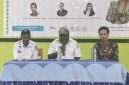 Simson Rabi Mote, S.KM didampingi kepala bidang P2P dan Ketua Pikat saat membuka Pelatihan Mikroskopis Malaria bagi ATM di Aula Pertemuan Dinkes, Rabu, 2/9/2026 (Doc.SB) 
