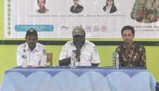 Simson Rabi Mote, S.KM didampingi kepala bidang P2P dan Ketua Pikat saat membuka Pelatihan Mikroskopis Malaria bagi ATM di Aula Pertemuan Dinkes, Rabu, 2/9/2026 (Doc.SB)