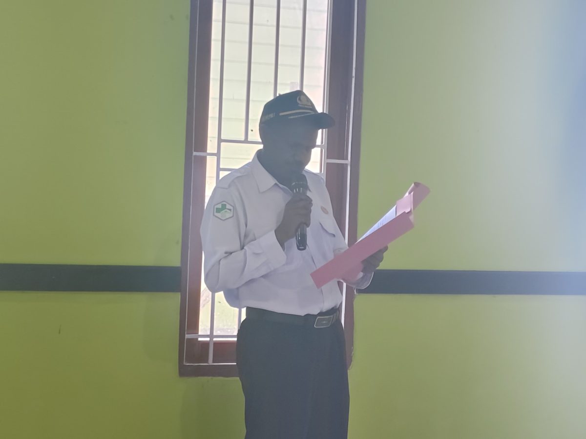 Kepala Bidang P2P Dinas Kesehatan Kabupaten Deiyai sekaligus Ketua Panitia, Oktopianus Mote, S.KM., M.Kes, menyampaikan laporan pada pembukaan pelatihan pemeriksaan mikroskopis malaria bagi tenaga ATLM di Aula Pertemuan Dinas Kesehatan Kabupaten Deiyai, Rabu (2/9/2026).