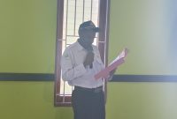 Kepala Bidang P2P Dinas Kesehatan Kabupaten Deiyai sekaligus Ketua Panitia, Oktopianus Mote, S.KM., M.Kes, menyampaikan laporan pada pembukaan pelatihan pemeriksaan mikroskopis malaria bagi tenaga ATLM di Aula Pertemuan Dinas Kesehatan Kabupaten Deiyai, Rabu (2/9/2026).
