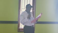 Kepala Bidang P2P Dinas Kesehatan Kabupaten Deiyai sekaligus Ketua Panitia, Oktopianus Mote, S.KM., M.Kes, menyampaikan laporan pada pembukaan pelatihan pemeriksaan mikroskopis malaria bagi tenaga ATLM di Aula Pertemuan Dinas Kesehatan Kabupaten Deiyai, Rabu (2/9/2026).
