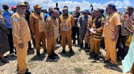 Gubernur Papua Tengah Meki Fritz Nawipa bersama Bupati Deiyai Melkianus Mote dan Wakil Bupati Ayub Pigome saat mengunjungi kawasan rencana pembangunan Kingmi Center Deiyai di Epadoutou, Bomou, Distrik Tigi, Selasa (8/9/2026).