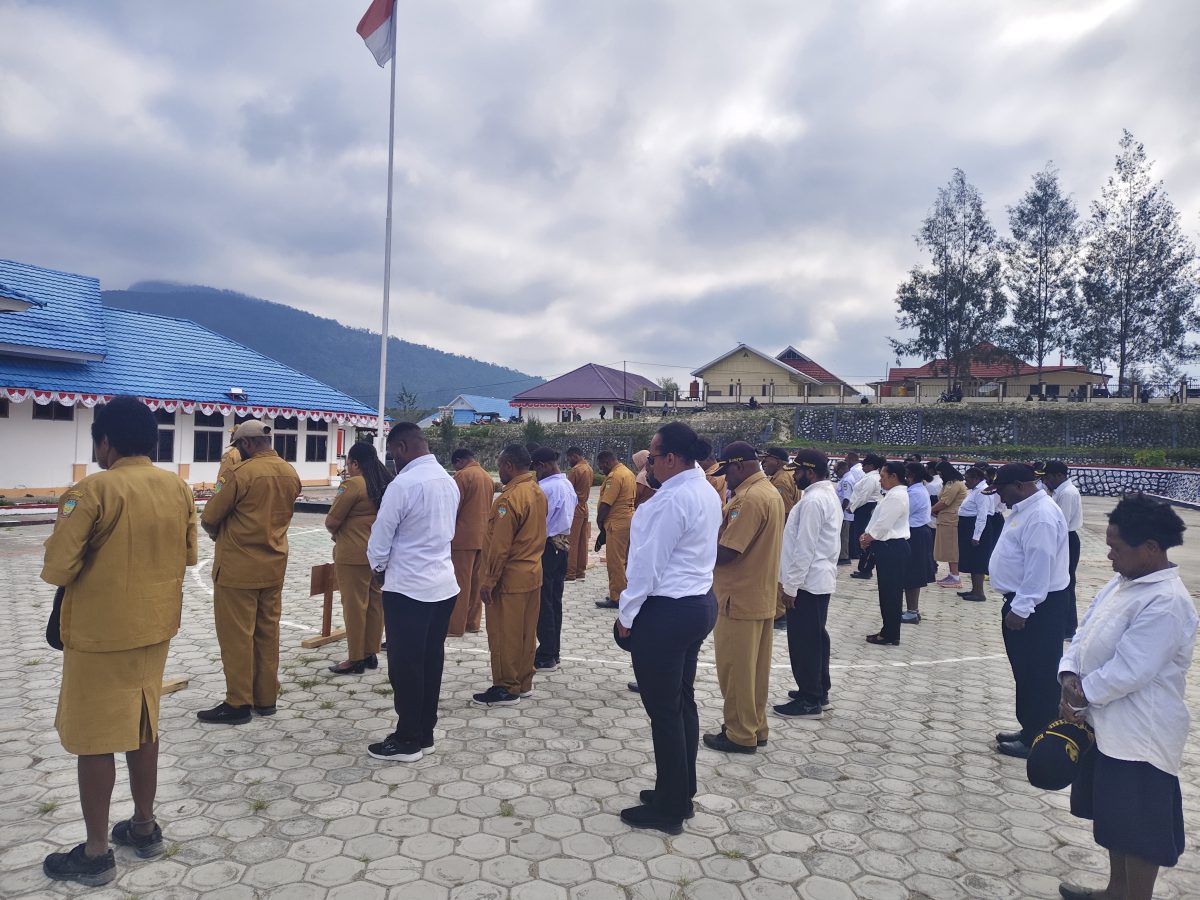 Suasana apel gabungan ASN, CPNS, THK2, P3K, dan Tenaga kontrak di halaman kantor bupati Deiyai, Senin, 14/9/2026. 