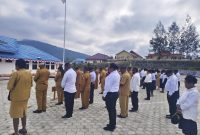 Suasana apel gabungan ASN, CPNS, THK2, P3K, dan Tenaga kontrak di halaman kantor bupati Deiyai, Senin, 14/9/2026.
