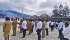 Suasana apel gabungan ASN, CPNS, THK2, P3K, dan Tenaga kontrak di halaman kantor bupati Deiyai, Senin, 14/9/2026. 
