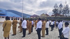 Suasana apel gabungan ASN, CPNS, THK2, P3K, dan Tenaga kontrak di halaman kantor bupati Deiyai, Senin, 14/9/2026. 