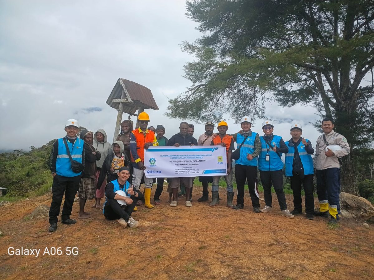 Foto pihak PLN bersama masyarakat Pekepa di halaman Gereja usai survei pada Jumat, 11/9/2026. 