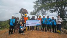 Foto pihak PLN bersama masyarakat Pekepa di halaman Gereja usai survei pada Jumat, 11/9/2026. 