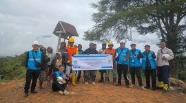 Foto pihak PLN bersama masyarakat Pekepa di halaman Gereja usai survei pada Jumat, 11/9/2026. 