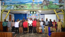 Usai kegiatan kepala DPMK staf dan Kader PKK dari 67 kampung di Kabupaten Deiyai mengikuti Pelatihan Peningkatan Kapasitas Kader PKK di Aula Katolik Paroki Waghete, Rabu (23/9/2026).