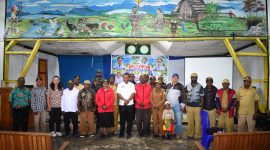 Usai kegiatan kepala DPMK staf dan Kader PKK dari 67 kampung di Kabupaten Deiyai mengikuti Pelatihan Peningkatan Kapasitas Kader PKK di Aula Katolik Paroki Waghete, Rabu (23/9/2026).
