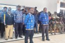 Bupati Deiyai Melkianus Mote, S.T didampingi wakil bupati dan sejumlah kepala OPD saat menanggapi aspirasi komunitas Ojek Deiyai di halaman kantor bupati Deiyai pada Kamis, 24/9/2026.