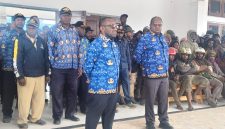 Bupati Deiyai Melkianus Mote, S.T didampingi wakil bupati dan sejumlah kepala OPD saat menanggapi aspirasi komunitas Ojek Deiyai di halaman kantor bupati Deiyai pada Kamis, 24/9/2026.