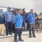 Bupati Deiyai Melkianus Mote, S.T didampingi wakil bupati dan sejumlah kepala OPD saat menanggapi aspirasi komunitas Ojek Deiyai di halaman kantor bupati Deiyai pada Kamis, 24/9/2026. 