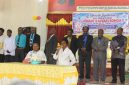 Prosesi pemotongan kue ulang tahun ke-77 Gereja KINGMI Jemaat Kalvari Bomou II yang dipimpin Alpince Pakage dan Irence Dogopia, sebagai simbol syukur dan kebersamaan antara gereja dan pemerintah.