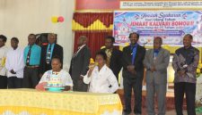 Prosesi pemotongan kue ulang tahun ke-77 Gereja KINGMI Jemaat Kalvari Bomou II yang dipimpin Alpince Pakage dan Irence Dogopia, sebagai simbol syukur dan kebersamaan antara gereja dan pemerintah.