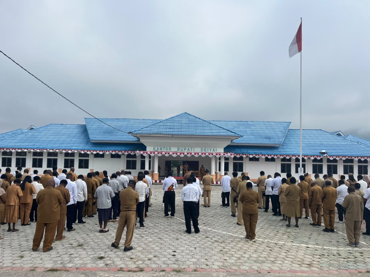 Wakil Bupati Deiyai, Ayub Pigome, saat memberikan arahan kepada ASN, CPNS, THK2, PPPK, dan tenaga kontrak dalam Apel Gabungan di halaman Kantor Bupati Deiyai, Waghete, Senin (28/9/2026).