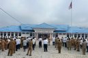 Wakil Bupati Deiyai, Ayub Pigome, saat memberikan arahan kepada ASN, CPNS, THK2, PPPK, dan tenaga kontrak dalam Apel Gabungan di halaman Kantor Bupati Deiyai, Waghete, Senin (28/9/2026).