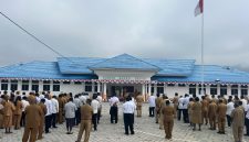 Wakil Bupati Deiyai, Ayub Pigome, saat memberikan arahan kepada ASN, CPNS, THK2, PPPK, dan tenaga kontrak dalam Apel Gabungan di halaman Kantor Bupati Deiyai, Waghete, Senin (28/9/2026).