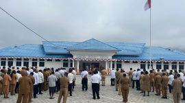 Wakil Bupati Deiyai, Ayub Pigome, saat memberikan arahan kepada ASN, CPNS, THK2, PPPK, dan tenaga kontrak dalam Apel Gabungan di halaman Kantor Bupati Deiyai, Waghete, Senin (28/9/2026).