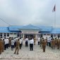Wakil Bupati Deiyai, Ayub Pigome, saat memberikan arahan kepada ASN, CPNS, THK2, PPPK, dan tenaga kontrak dalam Apel Gabungan di halaman Kantor Bupati Deiyai, Waghete, Senin (28/9/2026).