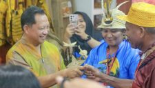 Saat Mendagri Tito Karnavian mengunjungi Stand Pameran Kabupaten Deiyai, 27/9/2026.