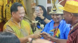 Saat Mendagri Tito Karnavian mengunjungi Stand Pameran Kabupaten Deiyai, 27/9/2026.