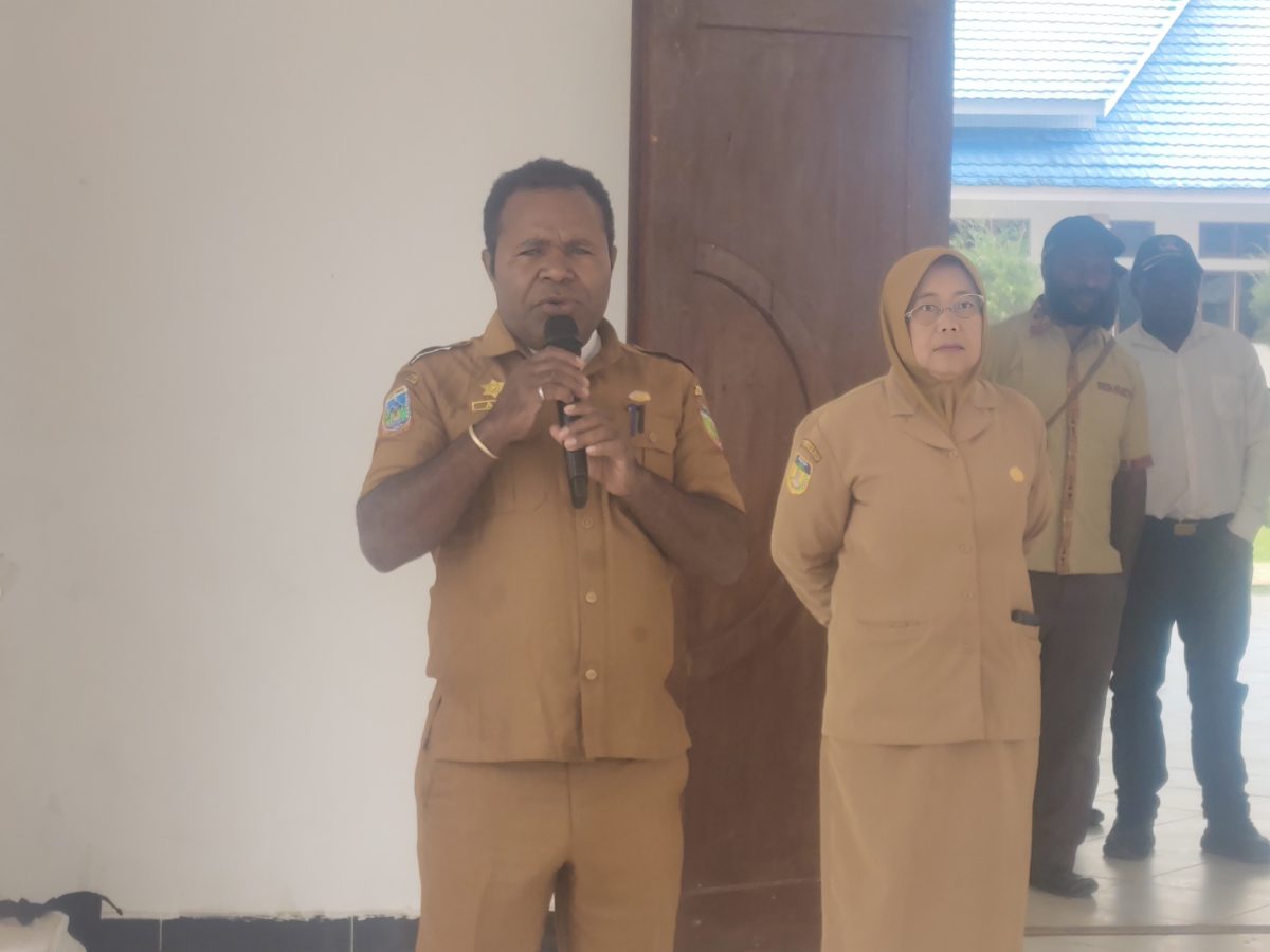 Kepala BKPSDM Kabupaten Deiyai, Yusak Adii, S.STP., menyampaikan arahan terkait kedisiplinan dan kesiapan CPNS Formasi 2024 menjelang pelaksanaan Latsar atau prajabatan usai Apel Gabungan di Halaman Kantor Bupati Deiyai, Waghete, Senin (28/9/2026).