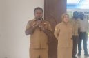 Kepala BKPSDM Kabupaten Deiyai, Yusak Adii, S.STP., menyampaikan arahan terkait kedisiplinan dan kesiapan CPNS Formasi 2024 menjelang pelaksanaan Latsar atau prajabatan usai Apel Gabungan di Halaman Kantor Bupati Deiyai, Waghete, Senin (28/9/2026).