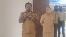 Kepala BKPSDM Kabupaten Deiyai, Yusak Adii, S.STP., menyampaikan arahan terkait kedisiplinan dan kesiapan CPNS Formasi 2024 menjelang pelaksanaan Latsar atau prajabatan usai Apel Gabungan di Halaman Kantor Bupati Deiyai, Waghete, Senin (28/9/2026).