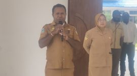 Kepala BKPSDM Kabupaten Deiyai, Yusak Adii, S.STP., menyampaikan arahan terkait kedisiplinan dan kesiapan CPNS Formasi 2024 menjelang pelaksanaan Latsar atau prajabatan usai Apel Gabungan di Halaman Kantor Bupati Deiyai, Waghete, Senin (28/9/2026).