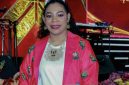 Ketua Dekranasda Kabupaten Deiyai, Fransina Rumbiak Mote, mengenakan busana bermotif batik khas Suku Mee dan membawa noken karya mama-mama Deiyai saat mengikuti Parade Ketua Dekranasda Kabupaten/Kota se-Indonesia di Hall Utama JICC, Jakarta, Senin (28/9/2026).