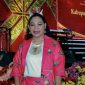 Ketua Dekranasda Kabupaten Deiyai, Fransina Rumbiak Mote, mengenakan busana bermotif batik khas Suku Mee dan membawa noken karya mama-mama Deiyai saat mengikuti Parade Ketua Dekranasda Kabupaten/Kota se-Indonesia di Hall Utama JICC, Jakarta, Senin (28/9/2026).