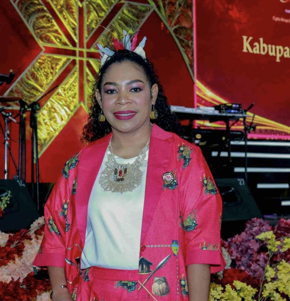 Ketua Dekranasda Kabupaten Deiyai, Fransina Rumbiak Mote, mengenakan busana bermotif batik khas Suku Mee dan membawa noken karya mama-mama Deiyai saat mengikuti Parade Ketua Dekranasda Kabupaten/Kota se-Indonesia di Hall Utama JICC, Jakarta, Senin (28/9/2026).