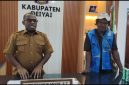 Bupati Deiyai dan Yesaya Giyai ketua kelompok Tani Maju sampaikan ucapan terimakasih kepada Gubernur Papua Tengah di ruang kerja Bupati, 22/9/2026. 