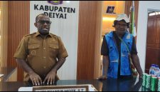 Bupati Deiyai dan Yesaya Giyai ketua kelompok Tani Maju sampaikan ucapan terimakasih kepada Gubernur Papua Tengah di ruang kerja Bupati, 22/9/2026.
