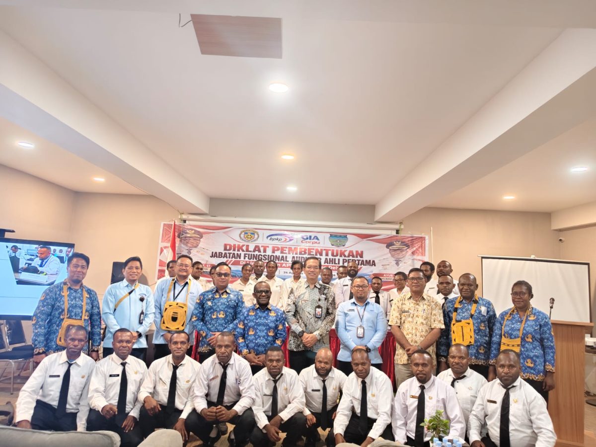 Bupati Deiyai Melkianus Mote, S.T., bersama 25 peserta dan jajaran penyelenggara berfoto bersama pada penutupan Diklat Pembentukan Jabatan Fungsional Auditor Ahli Pertama di Hotel Carmel Nabire, Kamis (1/10/2026).